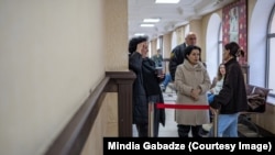 ირაკლი ქერიშვილის დედა თბილისის საქალაქო სასამართლოს დერეფანში ელოდება პასუხს, დაუშვებენ თუ არა სხდომაზე