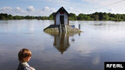 Німецький хлопчик на березі річки Одер поблизу німецько-польського кордону, 26 травня 2010 року