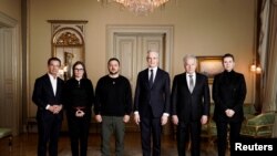 S lijeva na desno: švedski premijer Ulf Kristersson, islandska premijerka Katrin Jakobsdottir, ukrajinski predsednik Volodymir Zelenski, norveški premijer Jonas Gahr Store, finski predsednik Sauli Niinisto i danska premijerka Mette Frederiksen u Oslu, 13. decembar