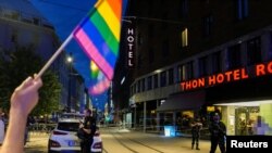 London Pub, ispred kog se dogodila pucnjava, popularni je gej bar i noćni klub u centru norveške prestonice. Do pucnjave je doplo uoči Parade ponosa u Oslu.