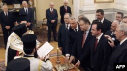Новопризначені міністри приведені до присяги в президентському палаці в Афінах, 17 червня 2011 року