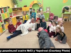 Отець Карел Стаутемас із Абатства Грімберген відвідує дитсадок №53 у Чернігові. Грудень 2024 року