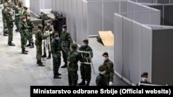 Pripadnici Vojske Srbije prilikom postavljanja kreveta za privremenu bolnicu u beogradskoj "Štark areni" 4. aprila 2020.