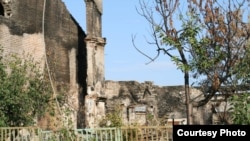 У СБУ стверджують, що затриманий брав участь у обстрілі міста Щатся. На фото: наслідки обстрілів у 2014 році