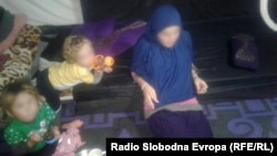 Djeca Alemine sestre Adele u kampu na sjeveru Sirije. Najstarija djevojčica imala je devet godina kad je odvedena u Siriju.