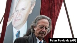 Peter Handke nakon govora održanog posle smrti bivšeg predsednika SR Jugoslavije Slobodana Miloševića u Požarevcu, 18. mart 2006.