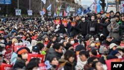 Біля будівлі парламенту в Сеулі тривають акції з вимогою арешту та імпічменту Юн Сок Йоля