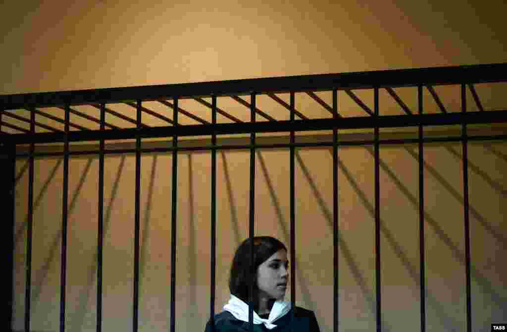 Представитель ИК зачитал список конкурсов и мероприятий, которые проводились в колонии. В том числе конкурс "Мисс очарование", вечер памяти Анны Ахматовой и конкурс "Калина красная". Толоконникова ни в одном мероприятии не участвовала