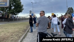 Pored fotografija zastaju i Novosađani, 10. jul 2025.