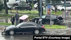 Saobraćajna nezgoda u kojoj je oštećeno službeno vozilo iz pratnje (lijevo) premijera Milojka Spajića 24. marta 2025.