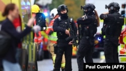 Naoružani pripadnici policije kod sinagogu Hebrejske kongregacije Hiton Park u Mančesteru, 2. oktobar 2025.