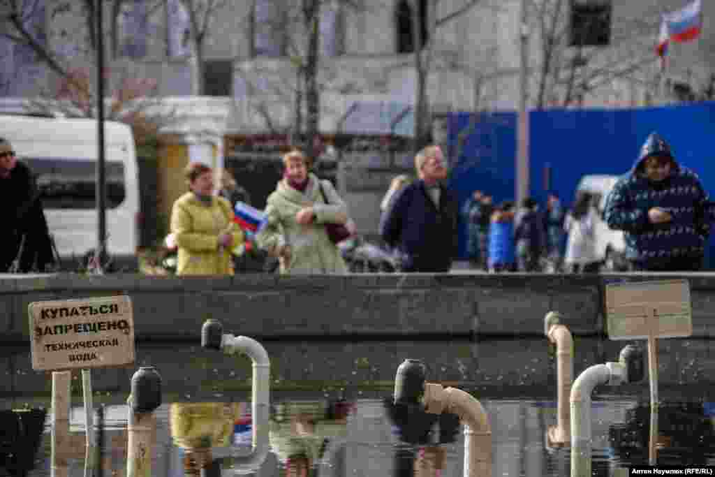 Охрану правопорядка осуществляли также бойцы местного подразделения Нацгвардии "Беркут", в которое вошли сотрудники украинского отряда, принимавшего участие в разгоне активистов Майдана. Название подразделению оставили прежнее