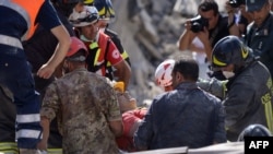 Рятувальники працюють на місці завалів у місті Аматріче, 24 серпня 2016 року