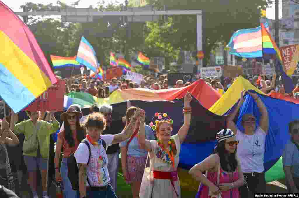 Učesnici sa LGBT zastavama na Paradi ponosa u Sarajevu.
