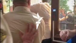 მანდატურები მოქალაქეებს სასამართლოდან აგდებენ