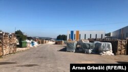 Promjena vlasništva nad zemljištem, novoizgrađenim halama i starim vojnim objektima „može ugroziti investiciju“, kaže za RSE Suad Suljić, pravni zastupnik preduzeća “Benkons Bosna”.