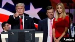 Manafort (u pozadini) se pridrižio Trumpovoj predsjedničkoj kampanji u martu 2016.