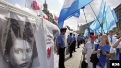 Прихильники БЮТ та Партії Регіонів, поміж ними міліцейський кордон (архівне фото, Майдан Незалежності, 22 липня 2006 р.)