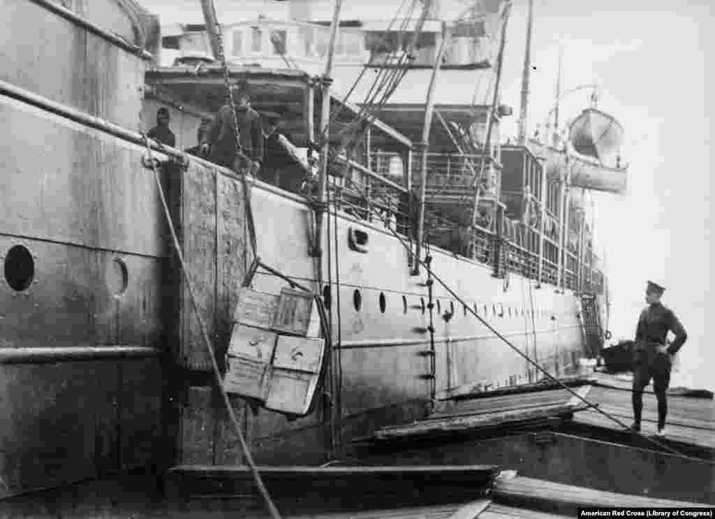 „ამერიკული საკვები რუსებისათვის“ იტვირთება გემზე ჰამბურგის ნავსადგურში. შედედებული რძის კონსერვებით სავსე 50 ათას ყუთზე, რომელიც 1917 წლის რევოლუციის შემდეგ მალევე ჩაიტანეს რუსეთში, ეწერა: „თავისუფალ რუსეთს თავისუფალი ამერიკისაგან“