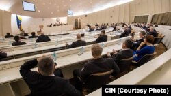 Stranački dresovi se mijenjaju po nekoliko puta, a većina tzv. preletača, birala je opcije po interesnoj osnovi