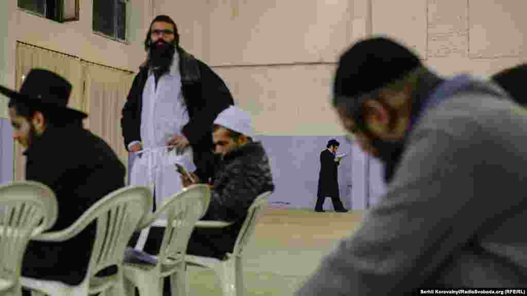 Іудеї по-різному реагують на намір сфотографувати їх під час молитви: дехто залюбки позує, а інші – намагались прогнати кореспондентів