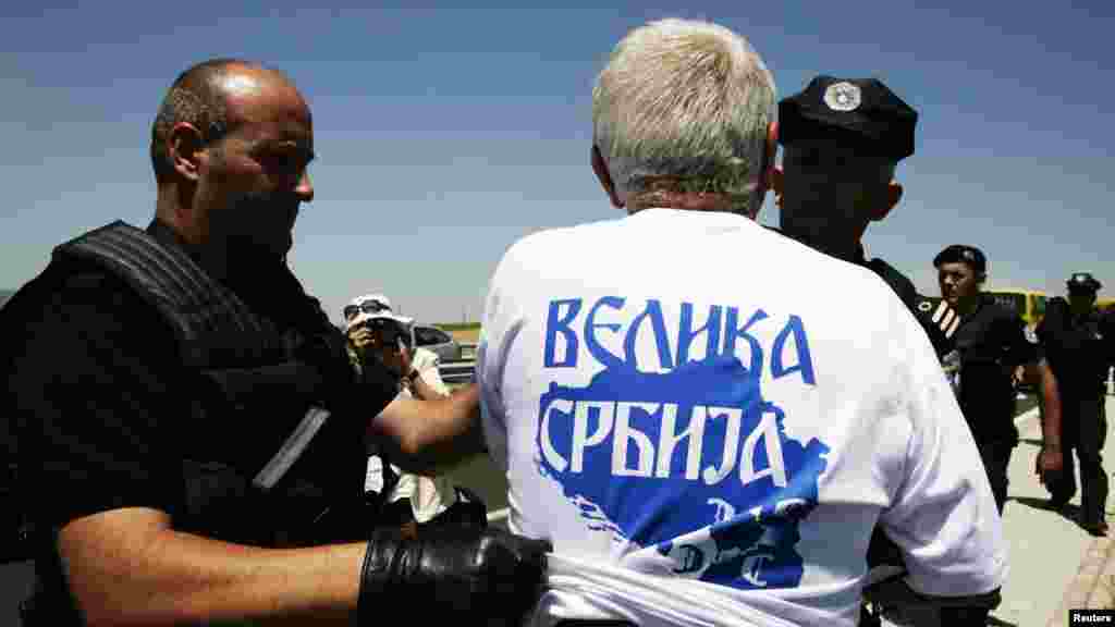 Kosovo - Srbi su stigli na obilježavanje Gazimestana sa majicama na kojima je pisalo ''Velika Srbija'', reagirala je policija, 28. juni 2012.