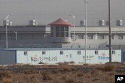 Ovaj objekat u industrijskom parku Kunšan u Artušu jedan je od mnogobrojnih zatočeničkih logora u regiji Sinđijang.
