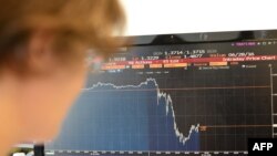 Drastičan pad britanske funte posle objave rezultata referenduma u Velikoj Britaniji, 24. jun 2016.