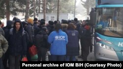 Prebacivanje migranata i izbjeglica u kasarnu Blažuj, kod Sarajeva