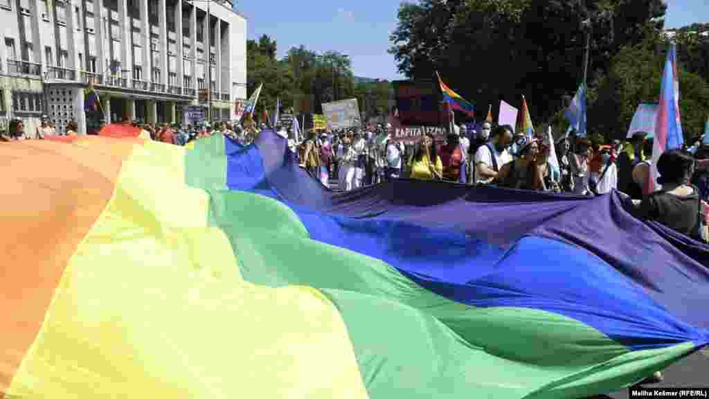 "Važno je da se ovakve stvari dešavaju i da ljudi shvate da ljubav ne poznaje ni granice ni vjeru ni naciju ni ništa i da se treba samo voljeti i živjeti u ovim teškim vremenima zajedno, samo tako možemo opstati", rekao je Adrijan iz Zagreba.