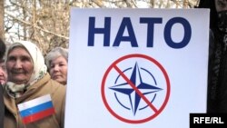 Учасники мітингу проти НАТО
