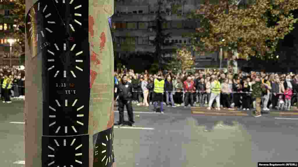Novi Sad je oblepljen pozivima na sutrašnji protest sa porukom 11:52, što simbolizuje vreme pada nadstrešnice.