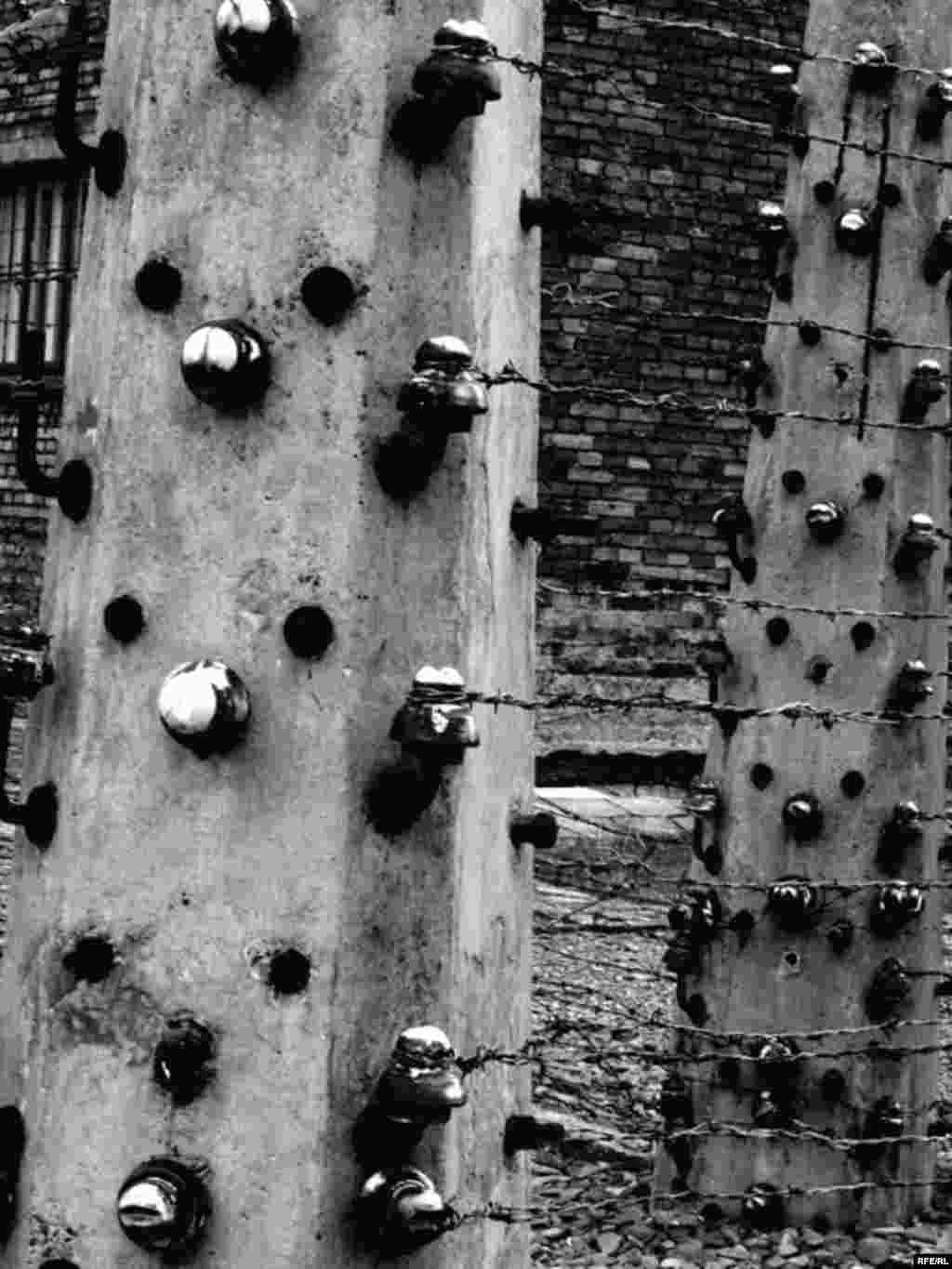 27.01. 1945. oslobođen je najveći nacistički logor smrti Auschwitz, simbol holokausta i stradanja, u kojem je tokom Drugog svetskog rata najmonstruoznije stradalo najmanje 1,5 milion ljudi.