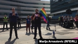 Сотні прихильників геїв та лесбіянок вийшли на вулиці Сараєва. На фото – виступ одного з активістів біля будівлі парламенту, 8 вересня 2018 року