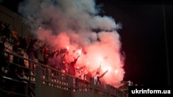 Zatvorom ili novčanom kaznom bili bi kažnjeni napadači na učesnike manifestacije, osobe koje uništavaju imovinu, koriste pirotehnička sredstva ili maskiraju lice za vreme nasilja čiji su inicijatori ili učesnici