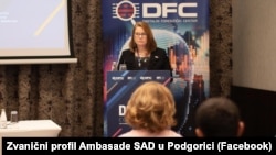 'Urgiram i da predsjednik Đukanović, DPS i ostali opozicioni činioci stave po strani politiku podjela i rade u javnom interesu', poručila je američka ambasadorka (na fotografiji tokom obraćanja na konferenciji)