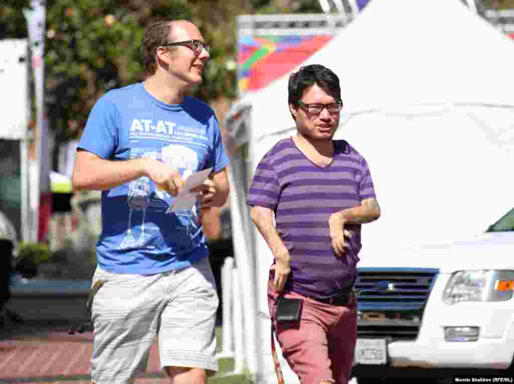 Отец гуляет с сыном в Южно-Калифорнийском университете, где проходят соревнования Спецолимпиады 