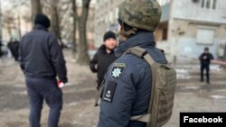 У центрі Дніпра вдень 14 грудня стався вибух біля будівлі ТЦК і СП у центрі міста. У результаті загинула одна людина, серед поранених – двоє поліцейських