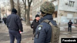 У центрі Дніпра вдень 14 грудня стався вибух біля будівлі ТЦК і СП у центрі міста. У результаті загинула одна людина, серед поранених – двоє поліцейських