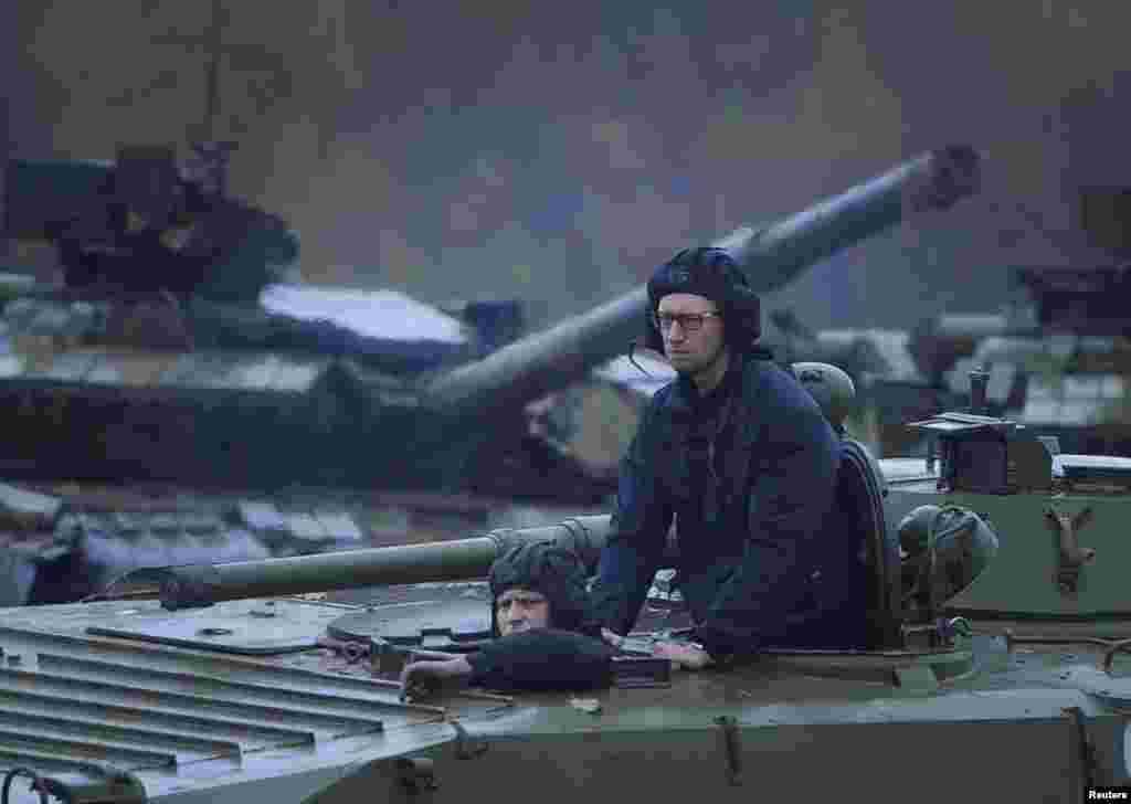 Прем’єр-міністр України Арсеній Яценюк (праворуч) під час відвідин Міжнародного центру миротворчості та безпеки Академії Сухопутних військ на Яворівському полігоні у Львівській області, 21 жовтня 2014 року