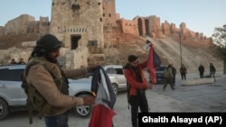 Pobunjenici pale sirijsku državnu zastavu u Alepu, 30. novembar 2024.