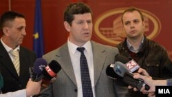 Naser Selmani (u sredini)