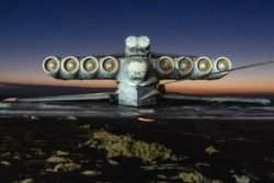 Ekranoplan nekoliko metara od obale Derbenta.