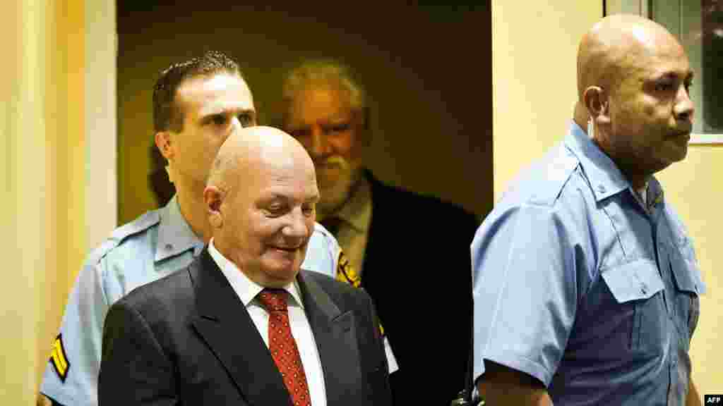 Milivoj Petković (L) i Slobodan Praljak ulaze u sudnicu neposredno prije izricanja presuda, Hague, 29. maj 2013. Foto: AFP / Jiri Buller