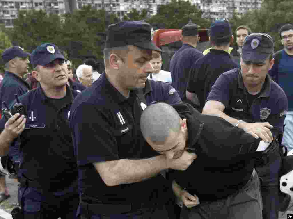 Policija smiruje proteste tokom NATO konferencije u Beogradu, 12. juni 2011, Foto: AP/Darko Vojinović