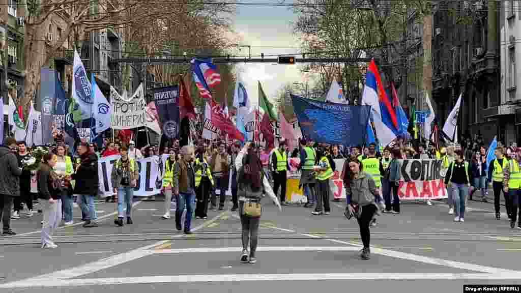 Okupljeni su potom u koloni krenuli ka Pravnom fakultetu u Beogradu.