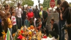 Южноафриканцы скорбят у дома Нельсона Манделы Южноафриканцы скорбят у дома Нельсона Манделы