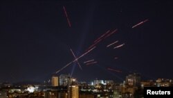 Laseri i reflektori na noćnom nebu iznad Kijeva dok Ukrajinci pucaju na ruske dronove, 3. novembra 2024.
