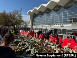 Възпоменателни венци в памет на жертвите на инцидента в Нови Сад, 1 ноември 2025 г.