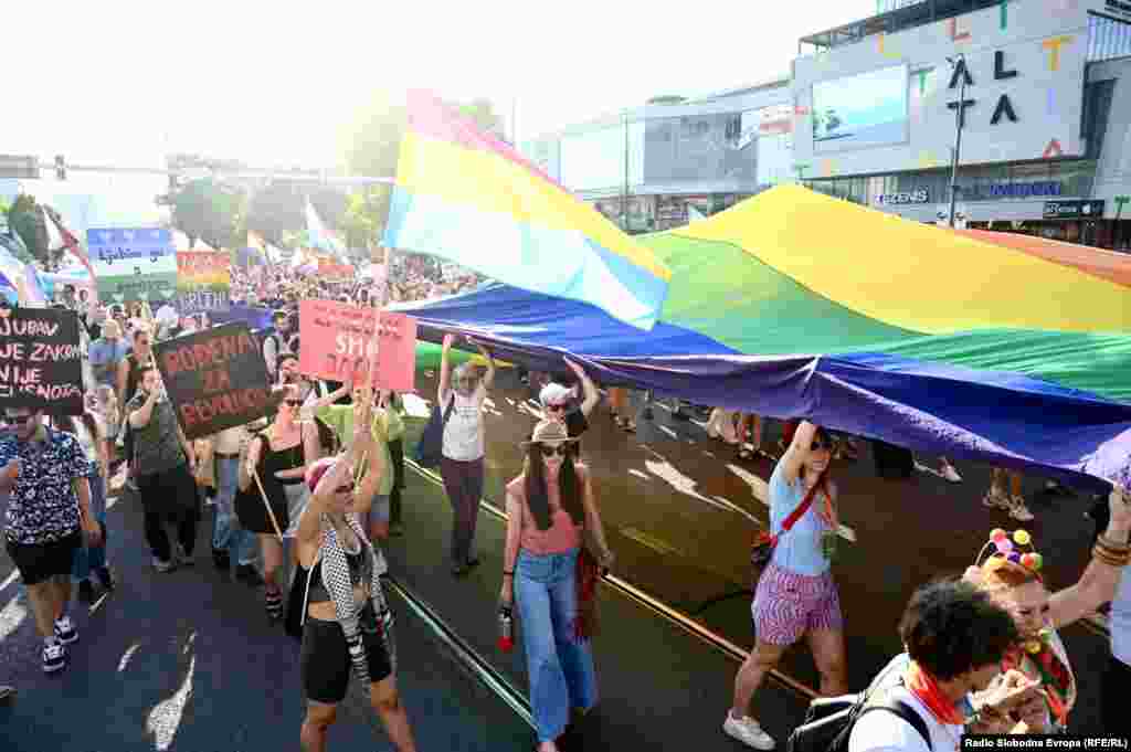 "Povorka je postala najveći i najdosljedniji protestni marš u zemlji, koji već pet godina kontinuirano poziva vlast da prestane ignorisati sistemsku diskriminaciju i nasilje nad LGBTIQ+ zajednicom", saopšteno je iz Organizacionog odbora Povorke.